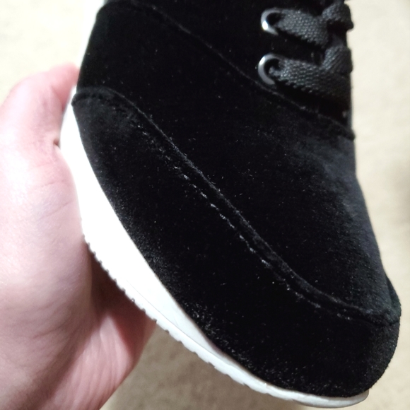 Naturalizer Jimi black velvet lace up sneakers shoes 6 padded white rubber sole - Picture 10 of 14